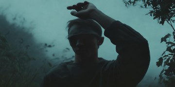 男友拍照时摸额头，这背后究竟藏着什么含义？