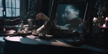 我做镜前描眉是什么歌？