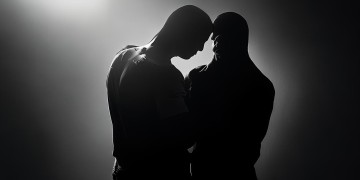 男友背对抱抱代表什么？