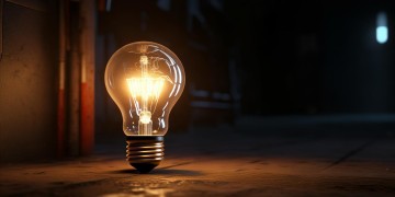 黑里发光的灯泡是什么歌？