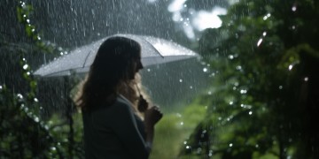 男友视角打伞是什么意思？