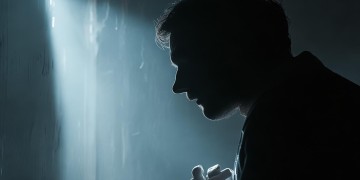 男生打自己的女友犯法吗？