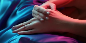 手臂抱女友膝盖疼正常吗？这背后藏着哪些健康信号？