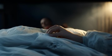 睡着后男友偷钱，这种行为正常吗？