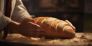 给女友递面包，这背后藏着怎样的深情心情？