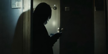 小区物业人员收钱违法吗？