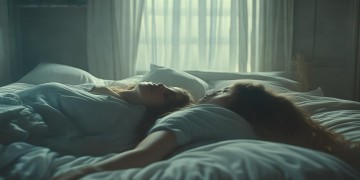 躺女友身边睡不着正常吗？