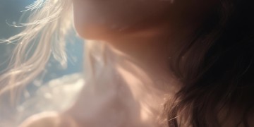 男友舔自己的胸部正常吗？
