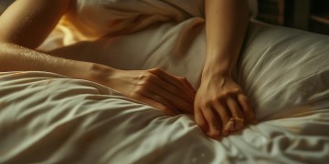 男友枕着胸睡正常吗？亲密行为背后的心理与健康考量