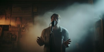 男的颤音唱心里面什么歌？