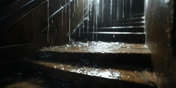 楼下漏水，我该找物业处理吗？