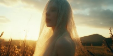 微笑吧危险吧，这究竟是哪一首歌曲的旋律？