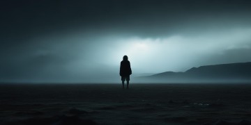 沉默的我好无助是什么歌的旋律在回响？