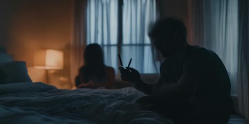 在女友面前烟瘾犯了正常吗？亲密关系中的自我约束与情感平衡