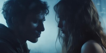 跪着跟女友说话，这真的正常吗？